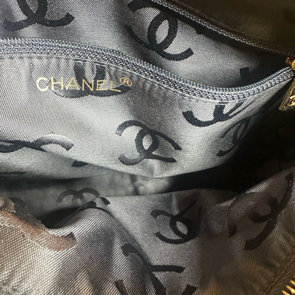 CHANEL CHEVRON lambskin shoulder/handbag - Picture 12 of 14